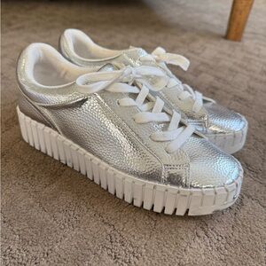 Anne Klein Silver Metallic Sneakers with White Platform Soles 🩶🩶